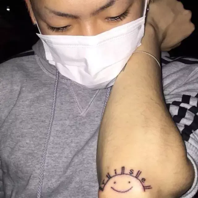 抬起胳膊是笑脸,放下胳膊是哭脸,溜了溜了.