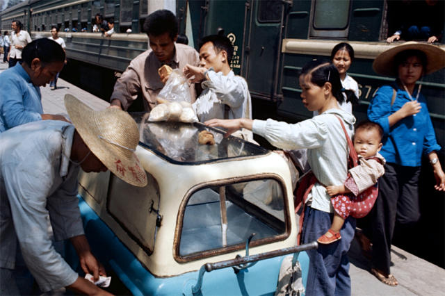 老照片!70年代的人们:图8都会让人怀念