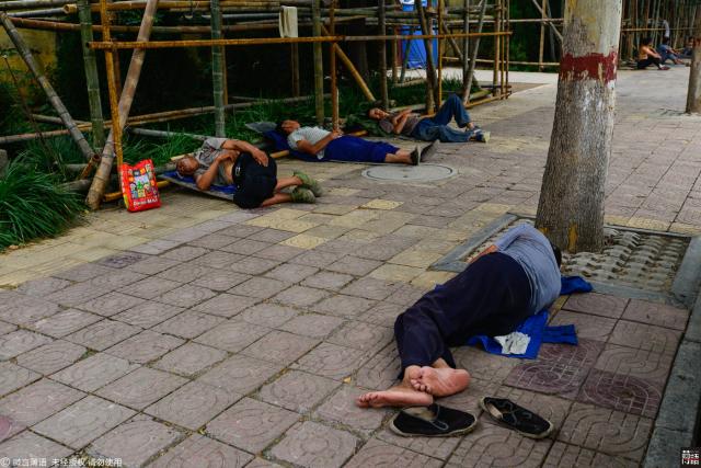 农民工枕树坛午休 场面看着令人心酸