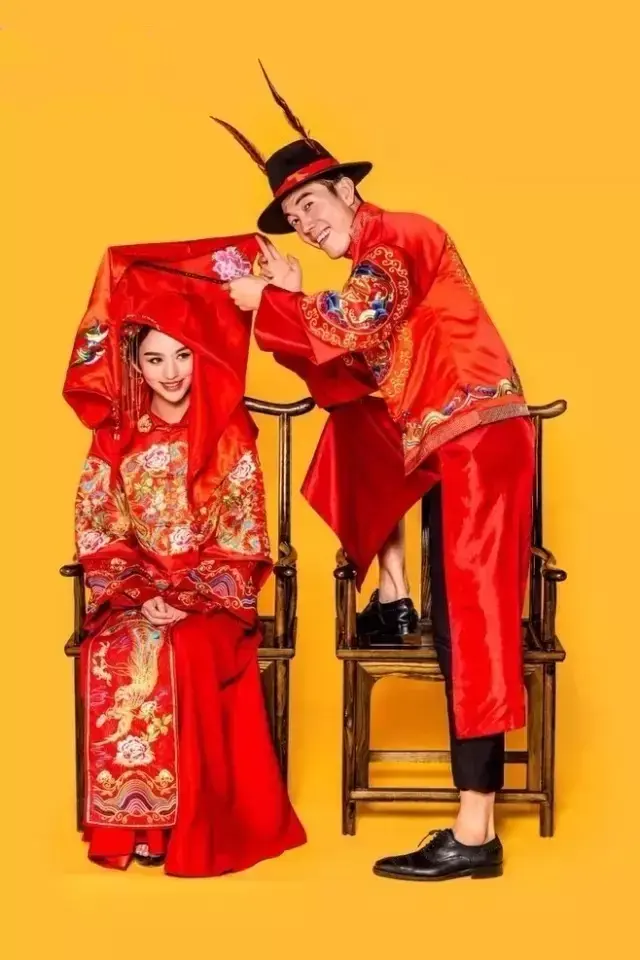 在中国红的背景下,穿上韩式婚礼来一组中西混合的婚纱照,也是不错的