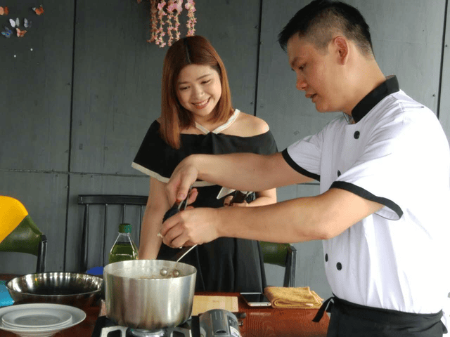 张大师正在给我们做美食,我们的美女主播看着流口水.