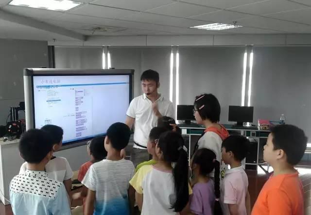 原创科普创客教育课上的学生正在学习编程