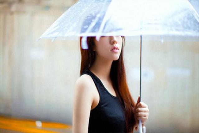 雨肆无忌惮的下起,淋走依依不舍离家的叶子,冲刷着水泥路粗糙的肌肤
