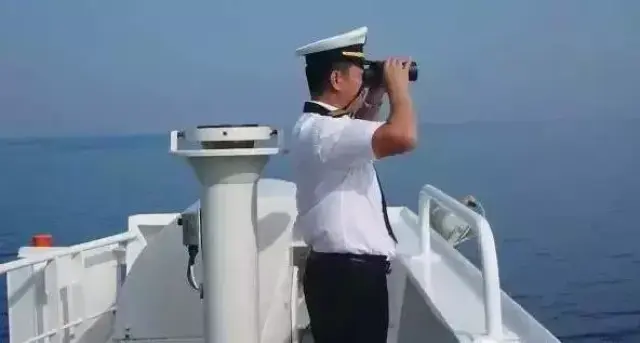 李军的父亲是一位资深船员,家庭的影响使他从小就对海洋充满好奇与