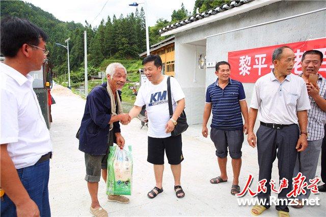 7月6日,贵州黎平县直机关工委书记杨锦坤率领黎平老百姓大药房总经理