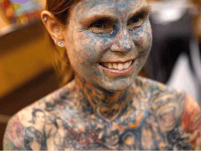 世界上纹身最多的女性 挑战人类底线最坚强的女人