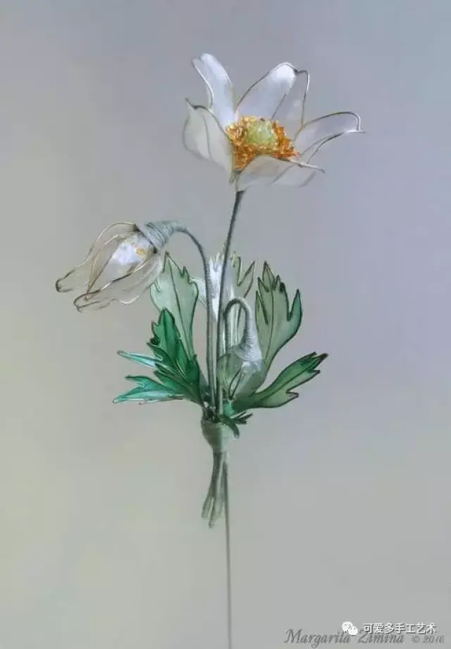 用铁丝掐了几片叶子和花瓣,想不到众人跟着学起来