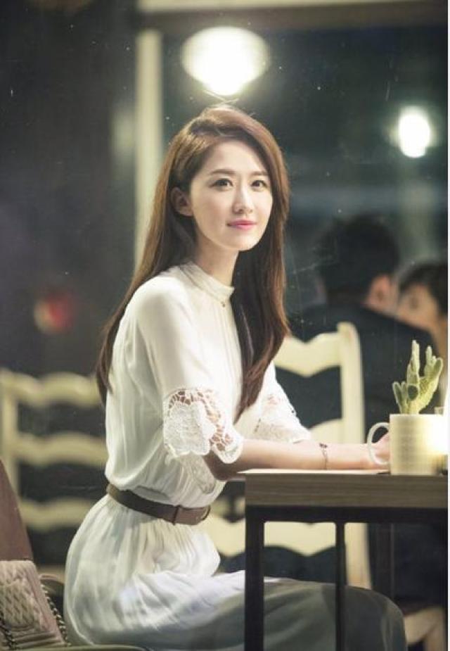 张雯小姐姐精彩演绎《深夜食堂》,截图就是壁纸