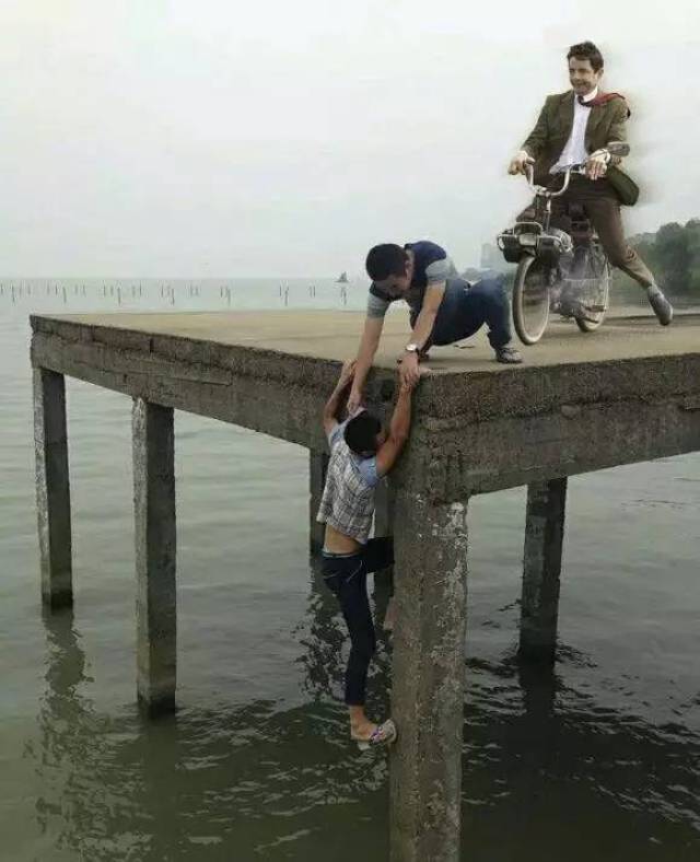 搞笑ps:求大神p的更加惊险,这哥们要掉河里了!-搞笑