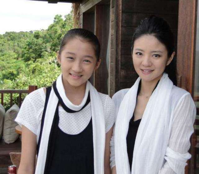 关晓彤亲姐姐近照,网友: 严重怀疑不是亲生