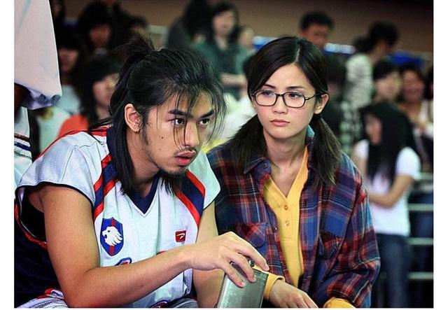 其实在《大灌篮》里,陈柏霖就饰演了第一大学篮球队队长.