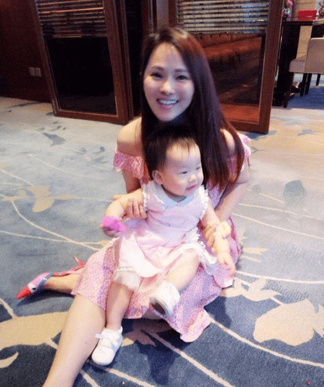 《妈妈是超人》又一阵大火,48岁的伊能静冒着危险为秦昊生下女儿小