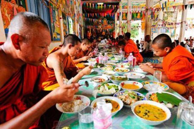 佛教饮食具有三德六味,是佛门置办斋饭的基本要求,而其重点不在"吃"