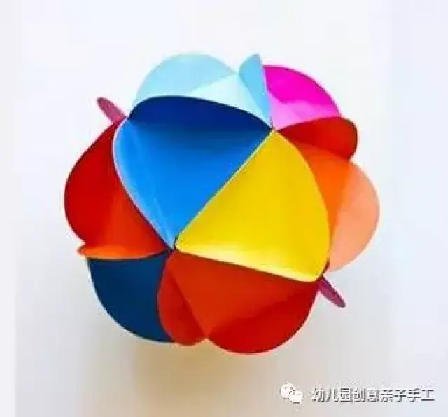 的创意折纸彩球diy手工制作,仿佛是用彩虹为材料制作而成的美丽绣球