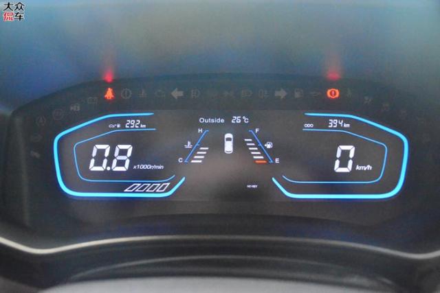 电子仪表盘具有一定科技感,屏幕分辨率较为清晰,可显示平均油耗,车外