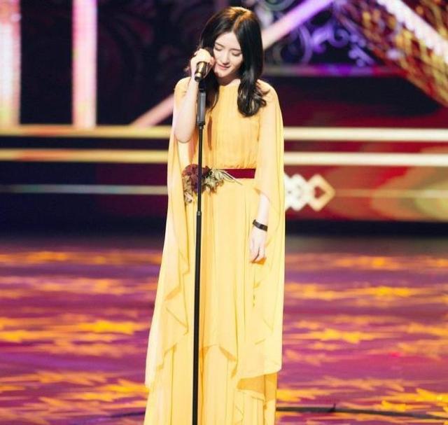 最近,谢娜参加歌唱节目,女明星唱歌不仅要唱的好,还得穿的美