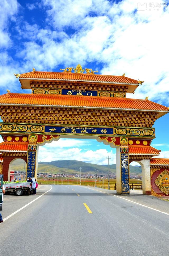 毛垭大草原 出了理塘县城,车队行驶一段后,马上进入了毛垭大草原.