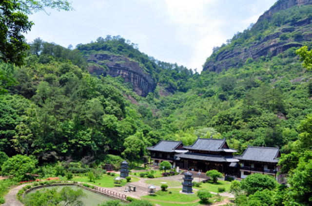 天游峰是武夷山景区的精华景点之一,海拔不高,但登顶的道路却一点也不