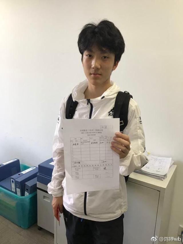 张艺谋16岁大儿子近照曝光 被评神似王力宏遭吐槽