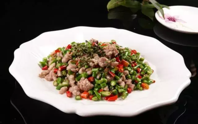 红油,青椒,嫩白的鱼肉色香味绝妙.