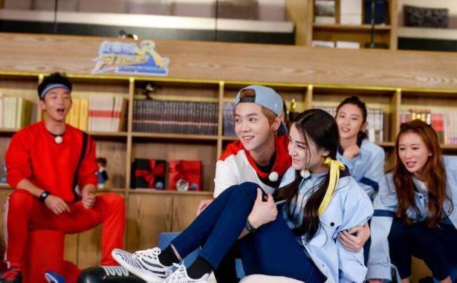 公主抱技巧_我要公主抱_刺客列传慕容离公主抱_公主抱动作素材_宝宝育儿网