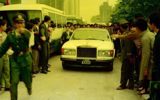 周润发92年去海南,为不怠慢他,空运劳斯莱斯给他