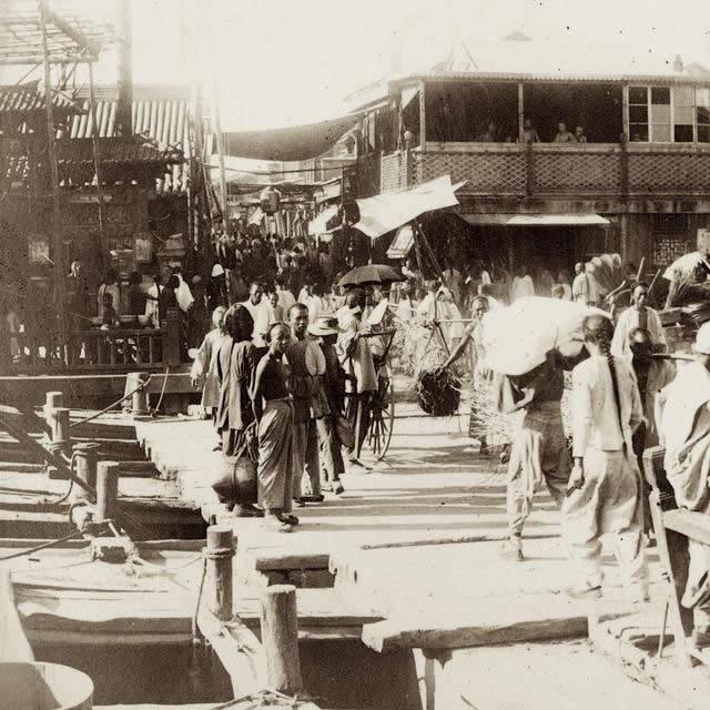 1905年,天津一条商业街,看上去很热闹的样子.