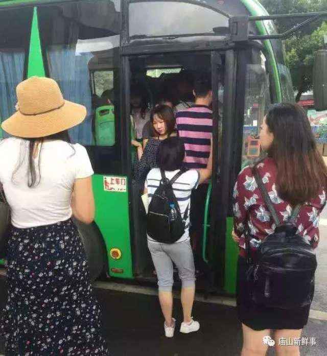 江夏庙山居民挤公交画面! 看了"蓝瘦香菇"!