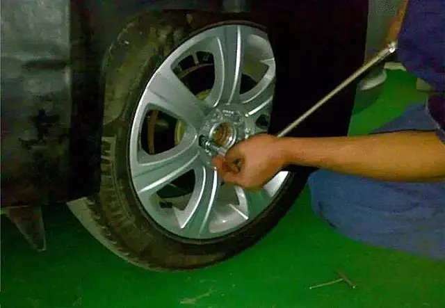 换轮胎,1个小动作就清修理厂是不是讹 你几百块