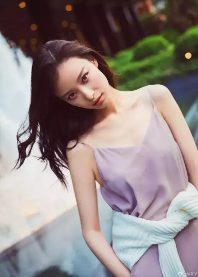 怎么你拍照凹造型还那么土?学学倪妮唐艺昕吧
