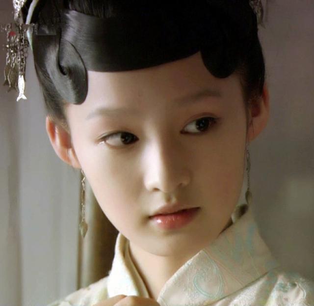 回看李沁在《红楼梦》中的造型,几近素颜的妆容让她的容貌显得更加清