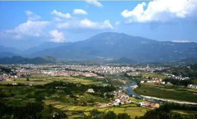 天岳幕阜山座落在平江县南江镇,高1596米,自然景观千奇百态,空气纯净.