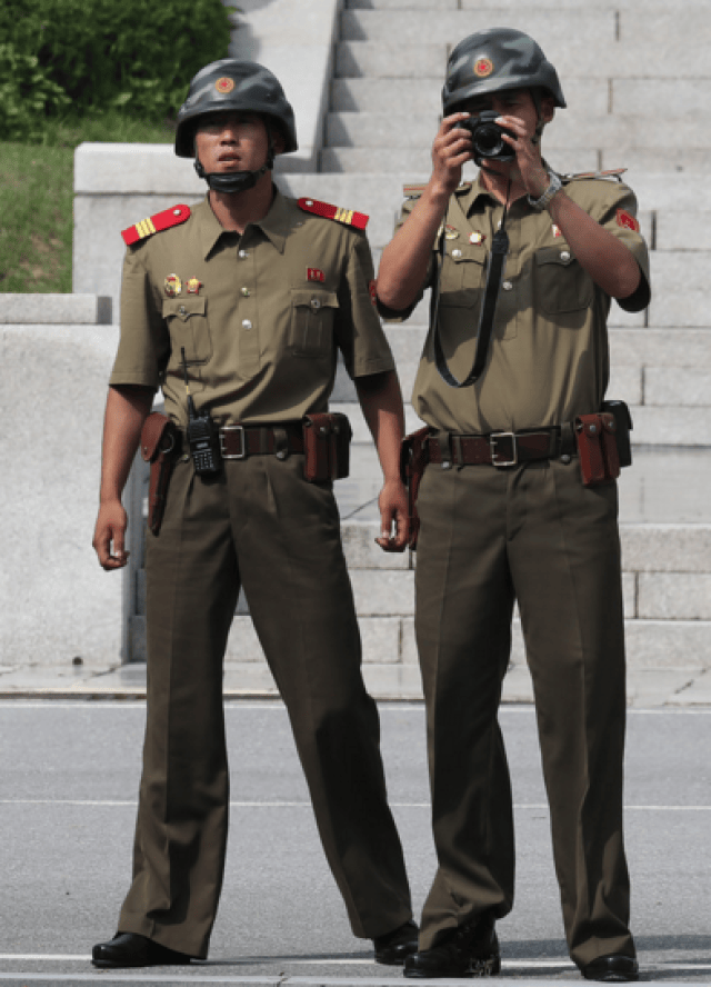 韩国新防长上任第二天即访三八线 朝鲜士兵忙拍照