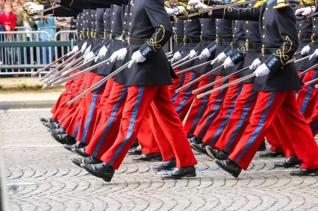 这是昨日阅兵时的法军,红裤子就是法兰西!