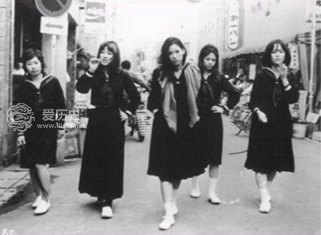 越穿越短的日本太妹 依附于黑帮经常群殴彼此不服