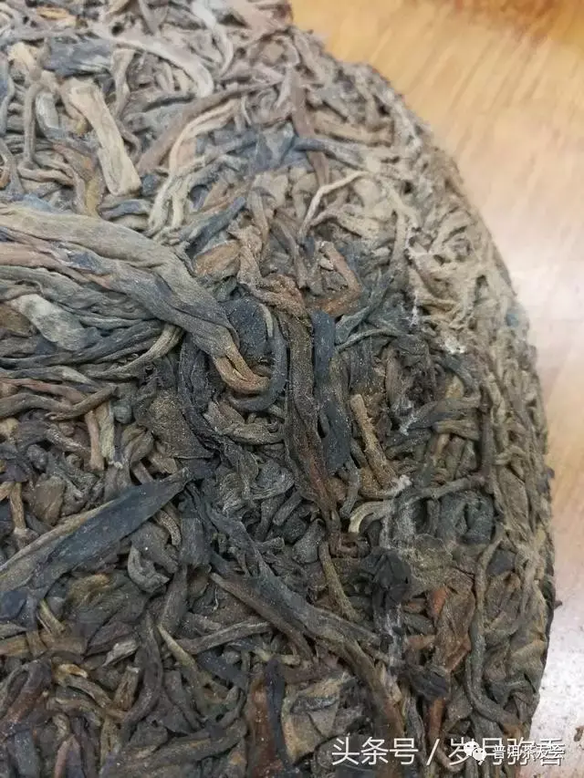 【老缪说茶】几招识别普洱茶是长霉还是长金花