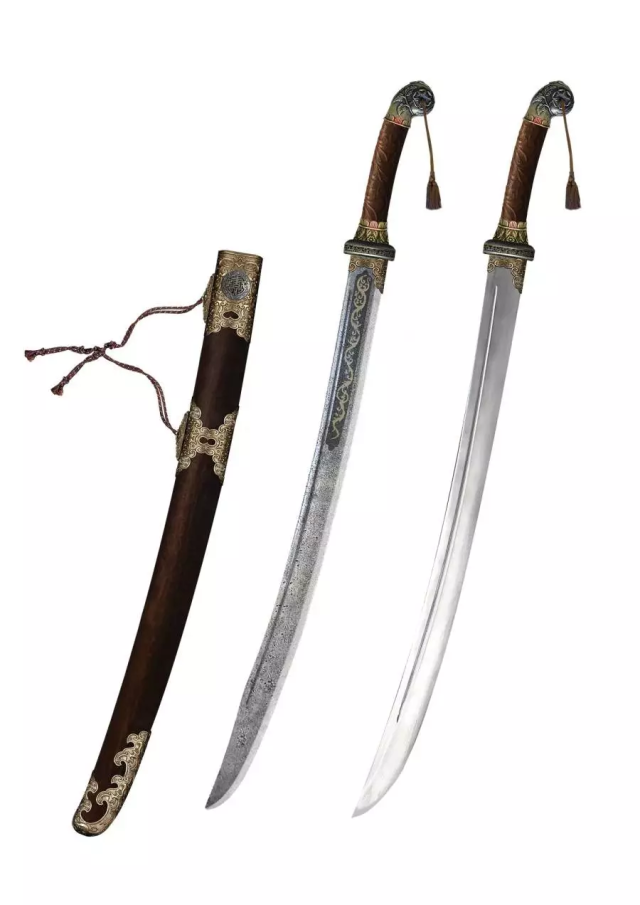再说说电影里所使用的那些武器,主角沈炼的绣春刀是典型的明代雁翎刀