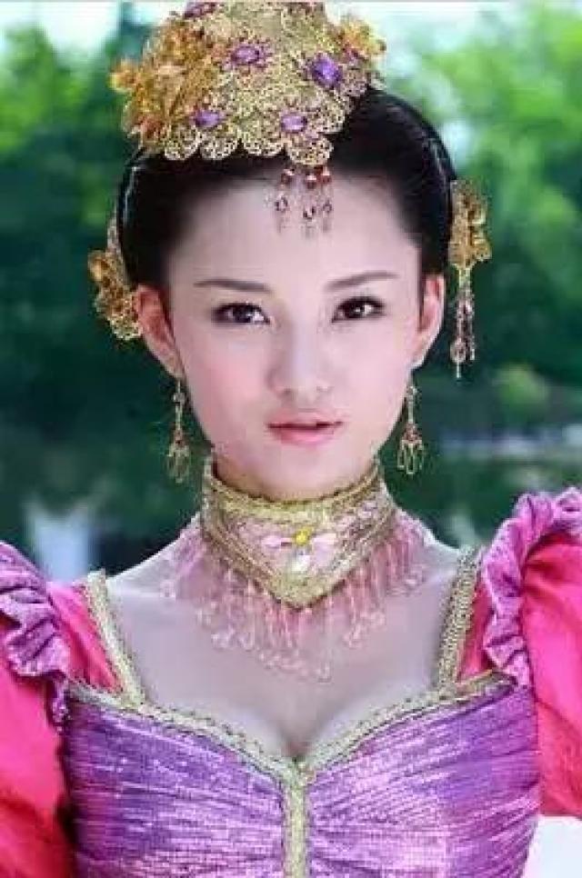 2012年的《薛平贵与王宝钏》中,她又扮演刁蛮任性的西凉公主代战
