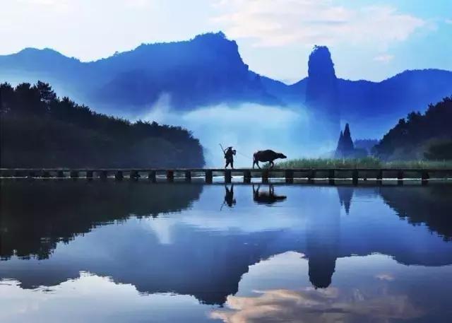 仙都风景区分布于东西约10公里的练溪两岸,由姑妇岩,小赤壁,倪翁洞
