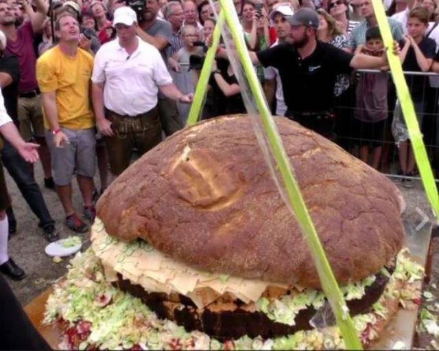 他也是费了九牛二虎之力想出了这个方法,在店门口摆出这个巨型汉堡