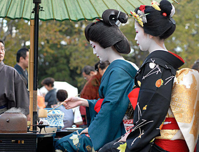 男人穿方格裙娘炮吗,日本和服背后小枕头什么用?
