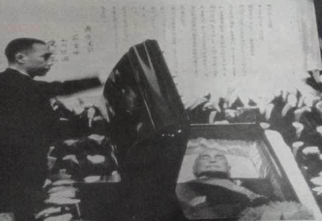 蒋介石逝世后,棺材里都放了哪些陪葬品?