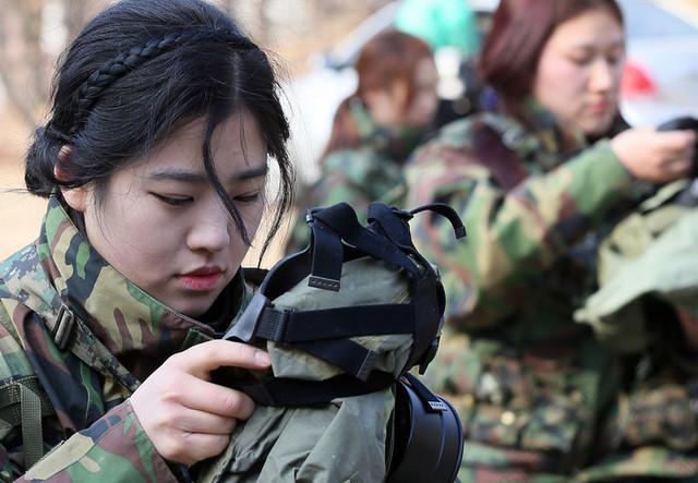 印尼女兵入伍体检,最后一项太尴尬,不是处女不准