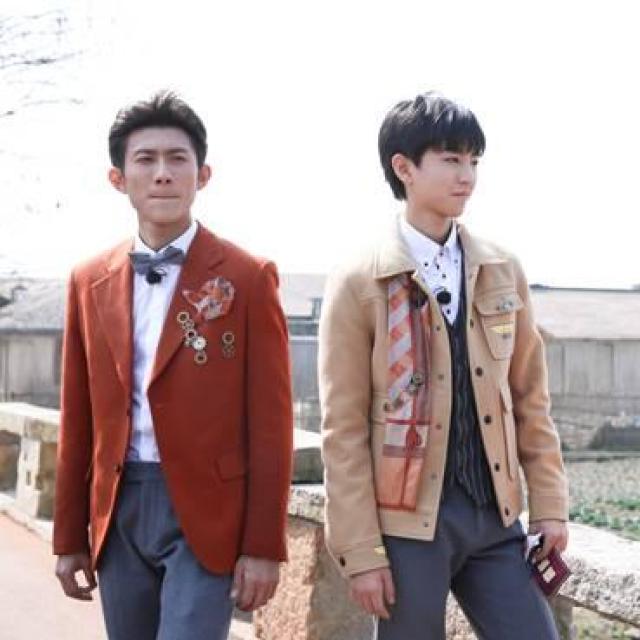 《高能少年团》 王俊凯身体不适,低血糖发作,张一山细心贴心的在车上