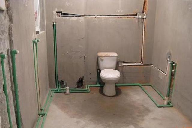 卫生间应该怎么布局水管和电线?听完能省一大笔钱