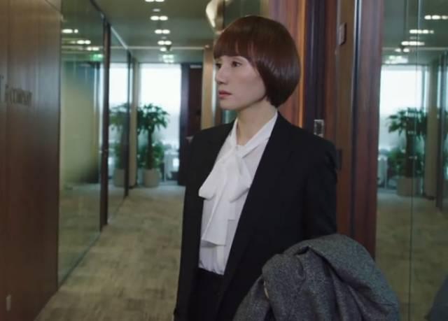 职场女强人唐晶的发型让人觉得有些意外,和干练短发不同,这款波波头