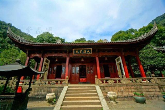 再往上真正进入了韬光寺,门口右侧有入寺礼仪,可以学习下.