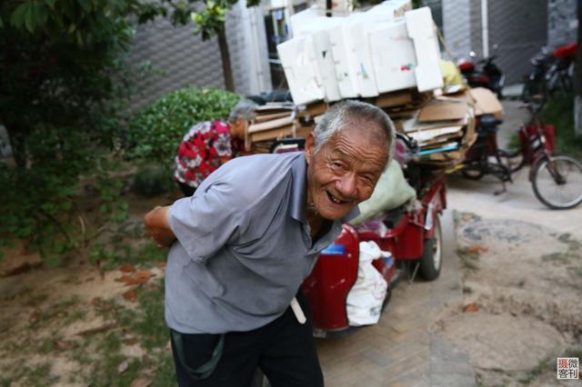 每天都能收来一车满满的废品,朱大爷开心的合不拢嘴.