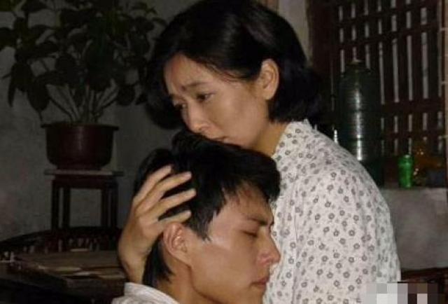 她和靳东的姐弟恋曾经轰动一时50岁的江珊活成少女