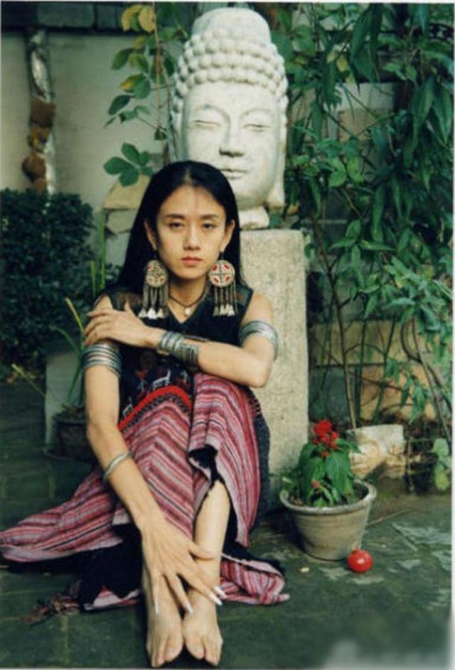 59岁杨丽萍和61岁刘晓庆,一个似仙女,一个似根草
